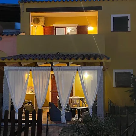 Confortevole Trilocale Con Ampio Patio, Mirice - Vignola Mare