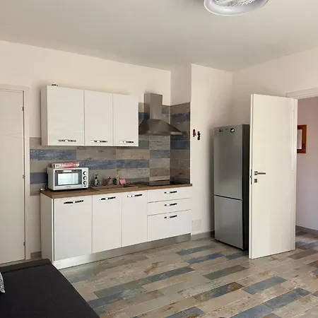 Confortevole Trilocale Con Ampio Patio, Mirice -