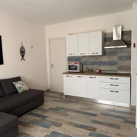 Apartment Confortevole Trilocale Con Ampio Patio, Mirice - *