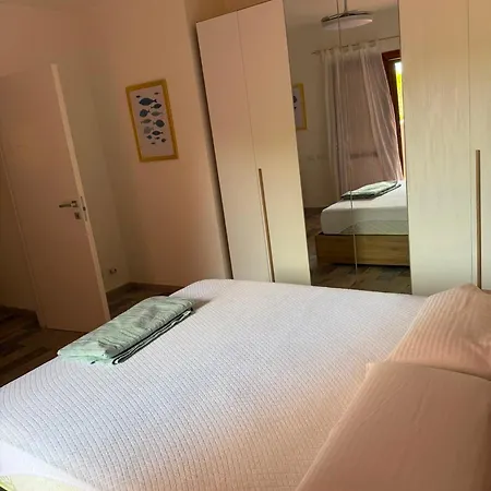 Confortevole Trilocale Con Ampio Patio, Mirice - Vignola Mare